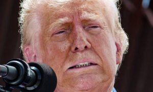 More Than 250 Doctors Issue Joint Call For Trump to Release Medical Record As He Displays 'Alarming Characteristics' of Mental Decline