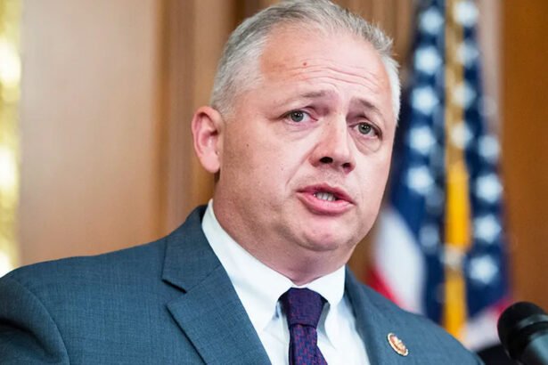 'Insanity!': Former GOP Lawmaker Calls Trump 'The Enemy Within' and Demands His Removal After Oval Office Incident