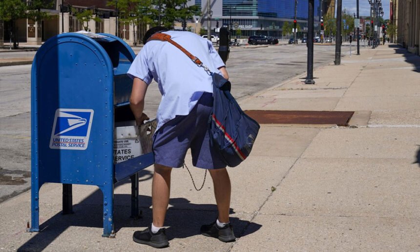 Top Democrat Sounds Off on Trump's Plan to Privatize U.S. Postal Service