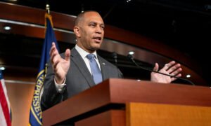 Hakeem Jeffries Announces Investigation Into Trump's Tariff Pause, Possible Stock Manipulation