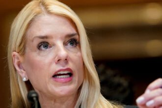 Epstein Scandal Deepens as Senator Uncovers Pam Bondi’s Damning FBI Directive to Shield Trump