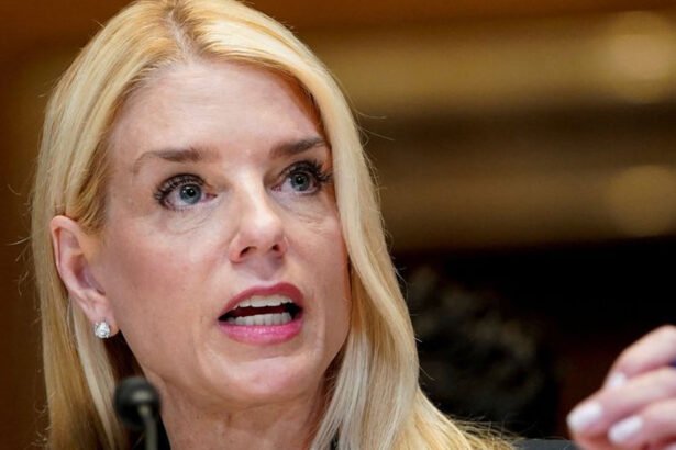Epstein Scandal Deepens as Senator Uncovers Pam Bondi’s Damning FBI Directive to Shield Trump