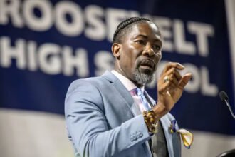Shock in Iowa: Des Moines Superintendent Arrested by ICE Over Alleged Immigration Violation, Sparking Outrage
