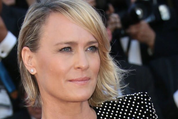 Golden Globe Winner Robin Wright Flees U.S. With a Brutal Message: 'America is a S--tshow'