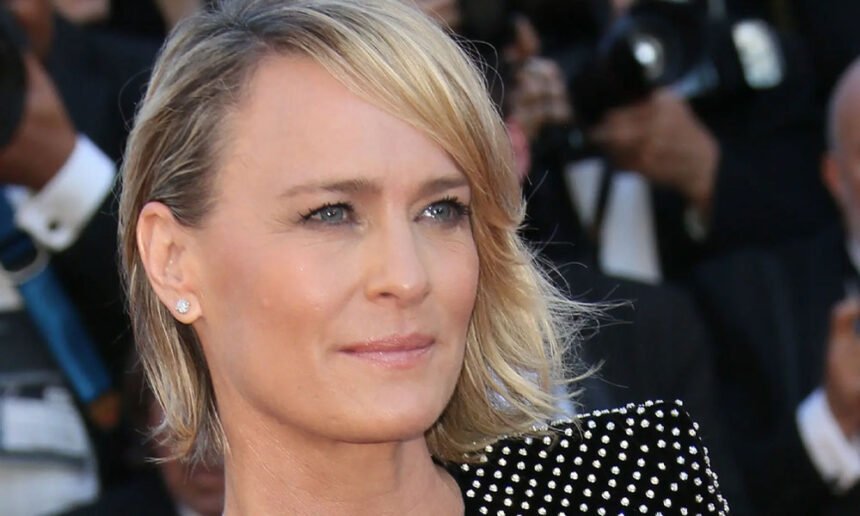 Golden Globe Winner Robin Wright Flees U.S. With a Brutal Message: 'America is a S--tshow'