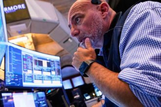 Dow Sinks as Fears of Tariffs-Driven Recession Spooks Investors