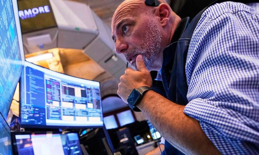 Dow Sinks as Fears of Tariffs-Driven Recession Spooks Investors