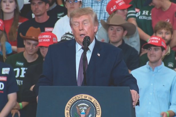 ‘Butterscotch Shitler! Pumpkin Spice Pedo!’: Heckler Hijacks Trump’s Ohio Rally With Brutal Chant