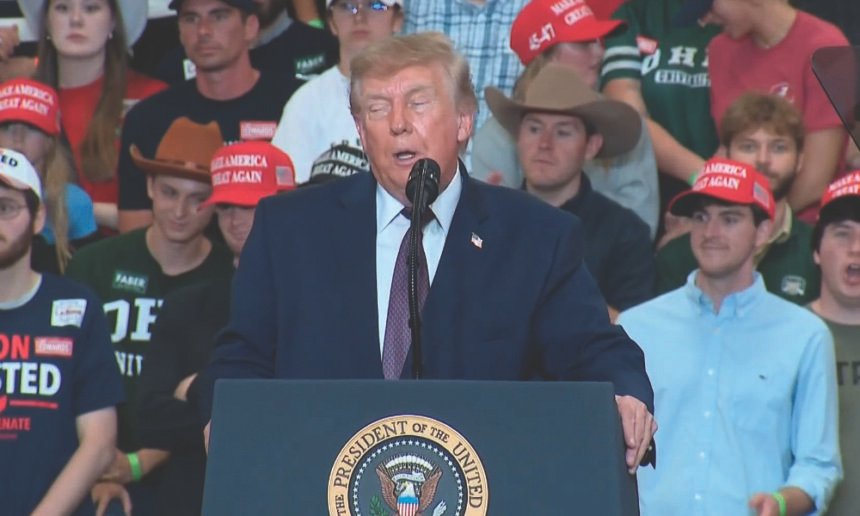 ‘Butterscotch Shitler! Pumpkin Spice Pedo!’: Heckler Hijacks Trump’s Ohio Rally With Brutal Chant